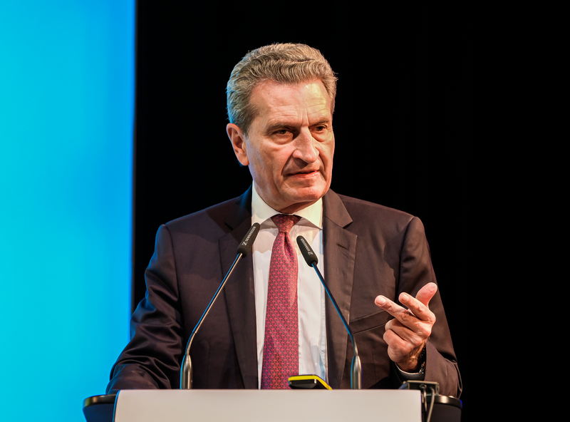 EU Kommissar Günther Oettinger redet