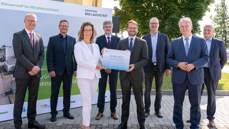 Teilnehmer Gruppenfoto Dr. Axel Wietfeld, Uniper; Uwe Ringel, ONTRAS; Cornelia Müller-Pagel, VNG AG; Prof. Dr. Hartmut Krause, DBI; Andreas Feicht, BMWi; Falk Zeuner, Terrawatt; Dr. Reiner Haseloff, Ministerpräsident Sachsen-Anhalt; Bernd Protze, VNG Gasspeicher