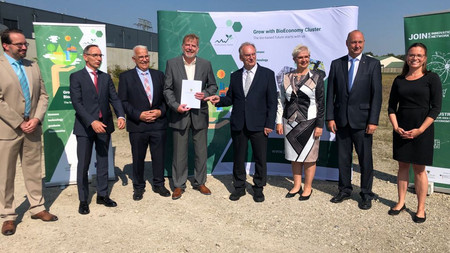 Teilnehmer der Bescheidübergabe zum Gruppenfoto