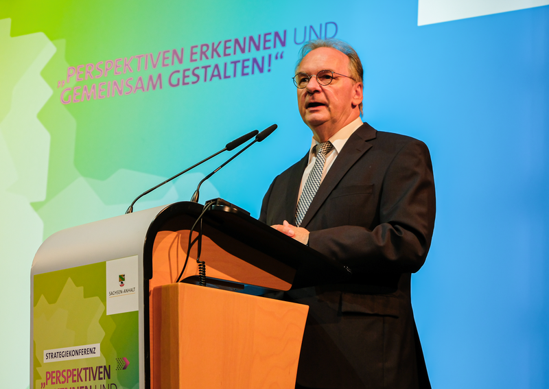 Ministerpräsident Dr. Reiner Haseloff steht am Pult